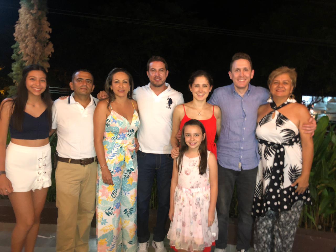 Paula Camila y Agustín González, Lina Paola y Andrés Motta, los prometidos, Indira Burbano Montenegro y la niña Juliana Valentina González.